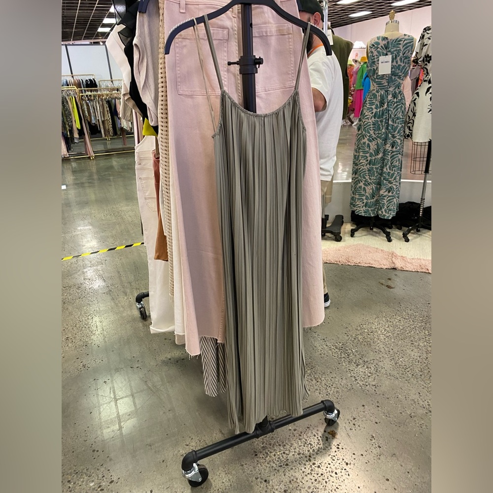 Dress - Picture 6 of 7